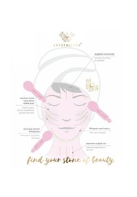 Diagram przedstawiający techniki zabiegów na twarz za pomocą różowego narzędzia, z adnotacjami w kolorze złotym i szarym wskazującymi korzyści dla poprawy kondycji skóry.