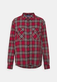 Chemise en flanelle à carreaux rouge et noir avec un devant à boutons, deux poches poitrine et un col classique. Matériau en coton avec une texture douce.