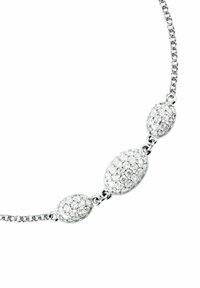 Collana in argento con tre link ovali testurizzati ornati da numerosi piccoli strass trasparenti.