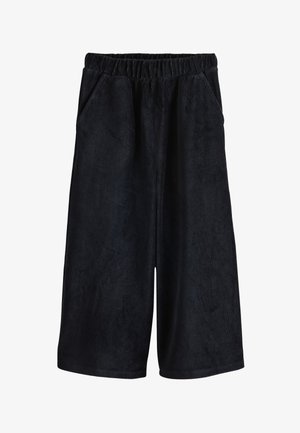 Svarta manchestershorts med elastisk midjeresår, två sidofickor och en texturerad yta. Mittenlång längd till låret med rak passform.