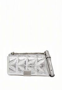 Ezüst fémes kuplungtáska texturált felülettel, steppelt mintával és láncos pánttal. Az elején téglalap alakú fém dísz található.
