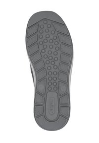 Graue Gummisohle mit strukturierter Oberfläche, die sechseckige und rechteckige Muster für Griff und Stabilität aufweist. "Rieker"-Logo aufgedruckt.