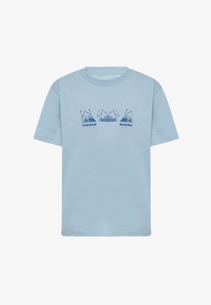 Lyseblå kortærmet t-shirt med tre abstrakte bjergformer og ordene "TUMMAM" og "MAMMU" i mørkeblå henover brystet.