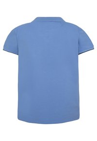 Lichtblauw poloshirt met korte mouwen gezien vanaf de achterkant, met een klassieke kraag en zonder zichtbare logo's of ontwerpelementen.