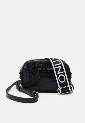 Sac noir en cuir croco avec une fermeture éclair argentée, une bandoulière marquée "VALENTINO" en blanc et une bandoulière amovible.