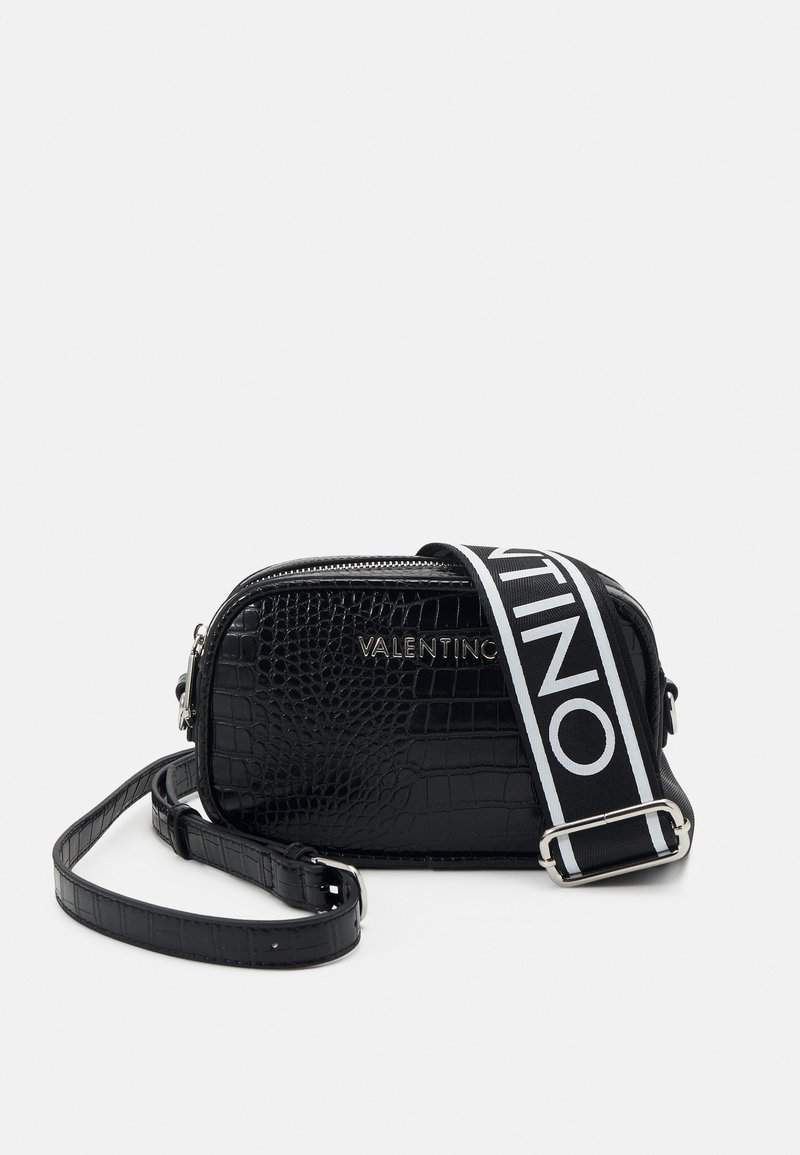 Borsa nera in pelle con stampa a coccodrillo, con una cerniera argentata, tracolla con il marchio che riporta "VALENTINO" in bianco, e cintura per spalla removibile.