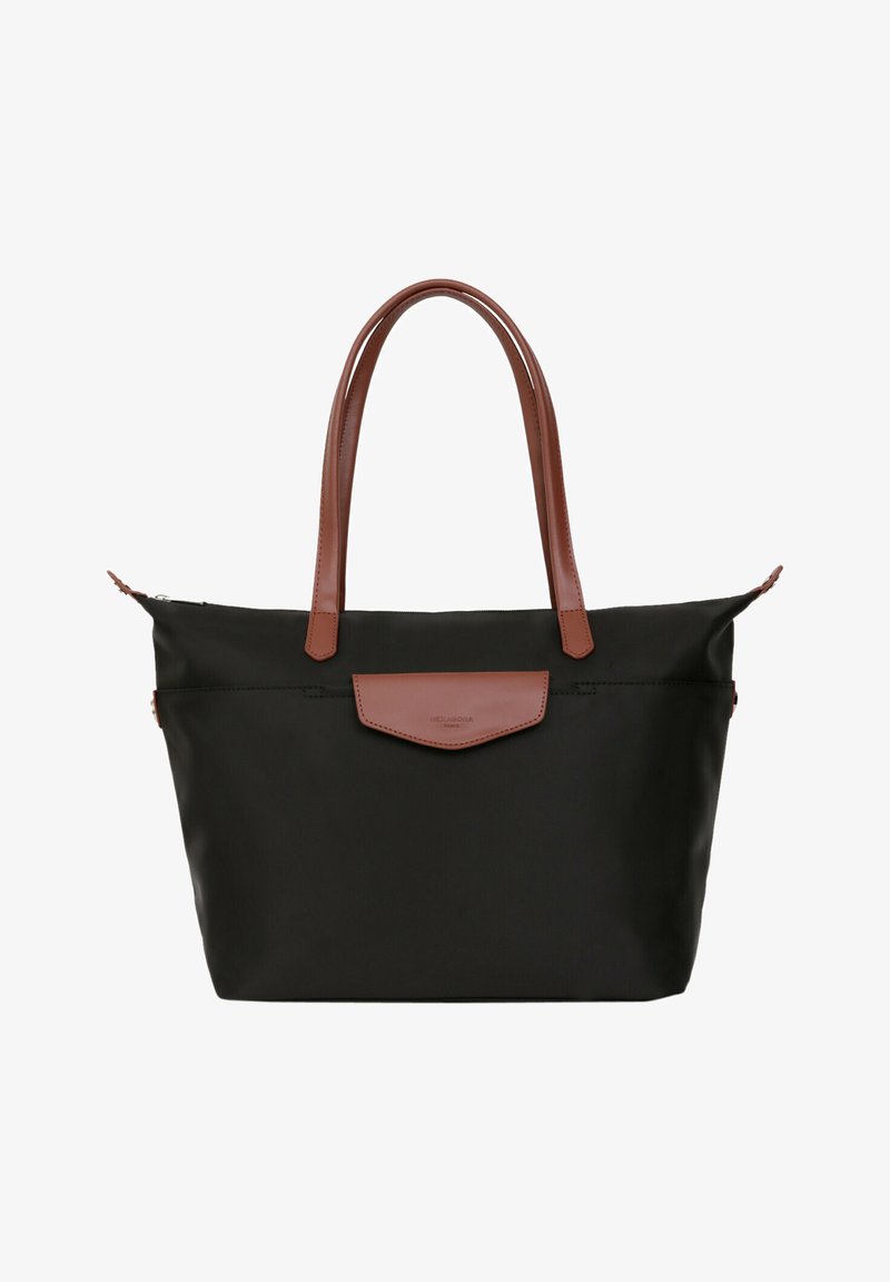 Czarna torba na ramię z brązowymi skórzanymi uchwytami i klapą, z zamkiem błyskawicznym i minimalistycznym wzornictwem. Gładka tekstura o smukłym kształcie.