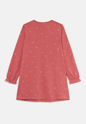 Langärmliges pinkes Kleid mit kleinen weißen Blumenmustern und Rüschensäumen, von hinten auf einem weißen Hintergrund gezeigt.