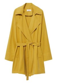 Trench-coat jaune moutarde ceinturé avec de larges revers, manches longues et deux poches latérales ; fabriqué en tissu lisse à finition mate.