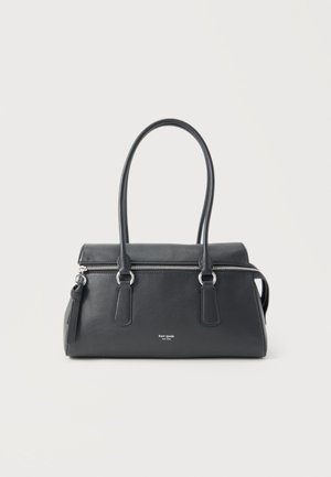 Μαύρη ορθογώνια δερμάτινη τσάντα χειρός με διπλές επάνω λαβές και ασημένιο φερμουάρ, τοποθετημένη σε απλό φωτεινό φόντο.