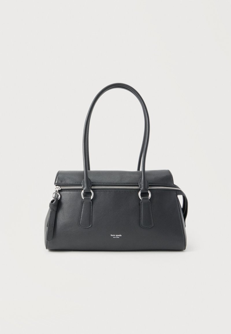 Μαύρη ορθογώνια δερμάτινη τσάντα χειρός με διπλές επάνω λαβές και ασημένιο φερμουάρ, τοποθετημένη σε απλό φωτεινό φόντο.