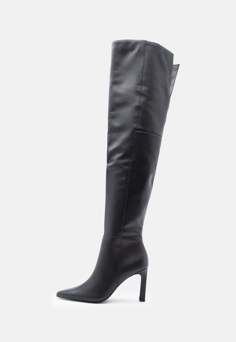 Botas de cuero negro hasta la rodilla con punta afilada y tacón alto. Textura suave con un diseño ajustado y detalle de costura vertical.
