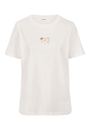Witte T-shirt met korte mouwen en kleine geborduurde bloemen in rood, geel en blauw, gecentreerd op de borst.