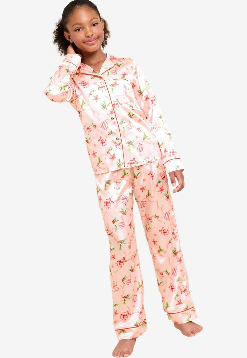Rosa satinpysjk set med ett festligt mönster av ornament och mistel, med lång ärm, byxor och kontrasterande svarta pipingsaccent.