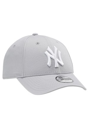 Cappellino da baseball grigio realizzato in morbido tessuto, con logo "NY" ricamato in bianco, visiera curva e chiusura regolabile sul retro.