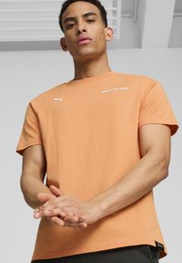 Puma AMG GRAPHIC TEE - Apdrukāts T-krekls - bright melon