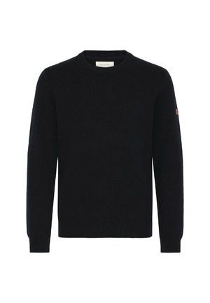 Zwarte gebreide trui met een ronde hals, lange mouwen en een geribbelde zoom. Heeft een klein logo-embleem op de linkermouw.