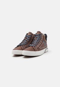 Zapatillas altas marrones de cuero texturizado, con cordones grises, suelas de goma blancas y un detalle de cremallera lateral.