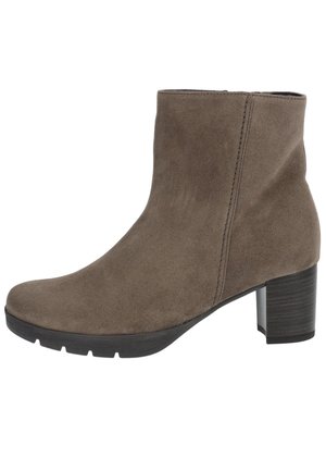 Beige suède enkellaars met een slank ontwerp, ronde neus en een gemiddelde blokhak. Kenmerkt zich door subtiele stiksels en een gestructureerde zool.