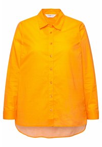 Camicia arancione a maniche lunghe in cotone, con chiusura frontale a bottoni, colletto classico e orlo arrotondato con un retro leggermente più lungo.