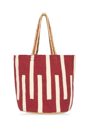 Borsa tote intrecciata rossa e bianca con righe verticali e doppi manici intrecciati, posata su sfondo bianco.