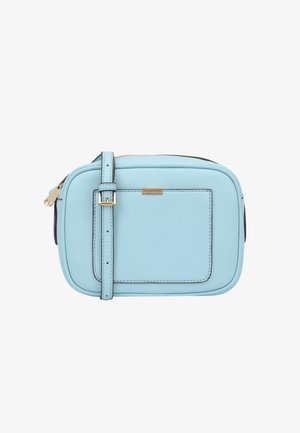 Lichtblauwe leren crossbodytas met een rechthoekige vorm, ritssluiting, een verstelbare schouderband en een voorvak. Gouden hardware accenten.