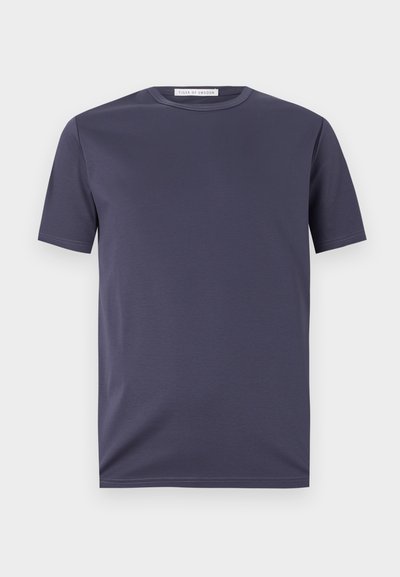 Navy blue short-sleeve t-shirt made of smooth fabric. Features a crew neck and subtle stitching details. Minimalistic design with no patterns.