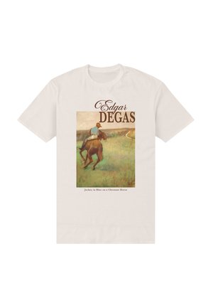 Beige T-shirt met een kunstwerk van Edgar Degas van een jockey in het blauw, rijdend op een kastanjebruine paard over een grasveld.