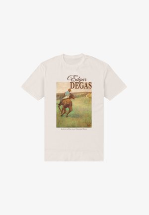 Beige T-shirt med Edgar Degas kunstværk af en jockey i blå, der rider på en kastanjehest over en græsmark.