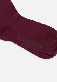 Calzini color bordeaux con una texture liscia, con il marchio grigio "DillySocks" stampato vicino al risvolto. Miscela di cotone per il comfort.