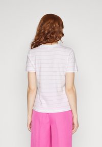 Camiseta de manga corta en blanco con rayas horizontales rosa claro, con un escote redondo y un corte holgado.