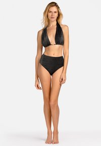 Czarny, błyszczący bikini z halterem z głębokim dekoltem w kształcie litery V oraz wysokim stanem. Gładka struktura i elegancki wygląd.