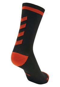 Calcetín deportivo negro con acentos naranjas, que presenta un diseño acanalado, talón acolchado y tres patrones en forma de chevrón en el lateral.