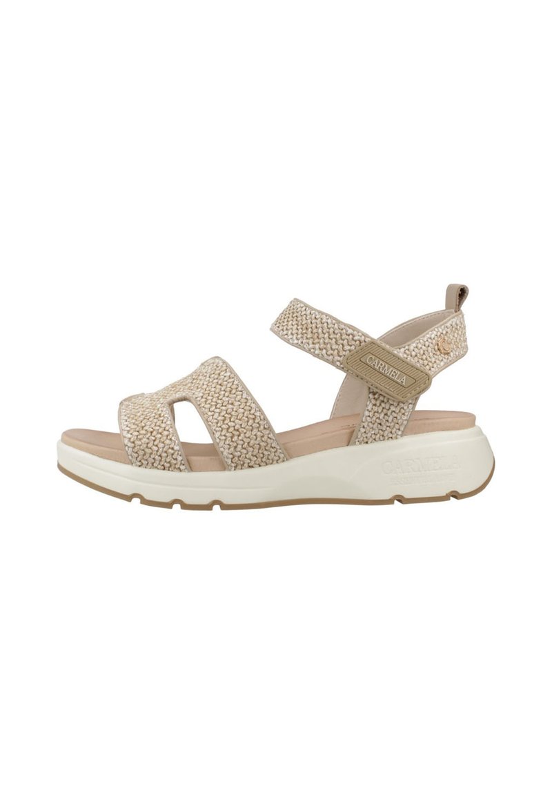Sandalias de tela trenzada beige con dos correas ajustables, una plantilla acolchada y una suela de goma blanca, con un logo en la correa lateral.