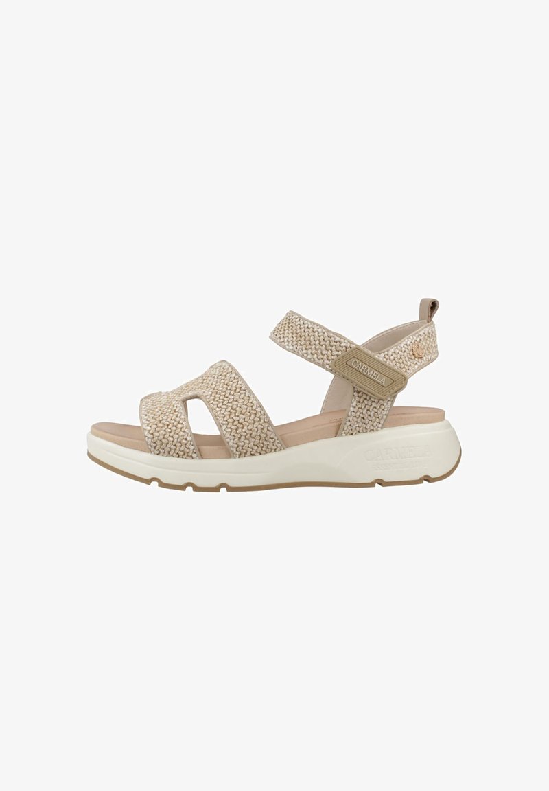 Sandalias de tela trenzada beige con dos correas ajustables, una plantilla acolchada y una suela de goma blanca, con un logo en la correa lateral.