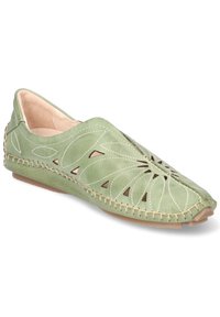 Zapato verde de cuero tipo slip-on con recortes florales, detalles de costura y puntera redonda. Forro interior suave y suela plana.