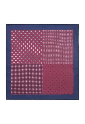 Sciarpa a motivi rossi e blu che presenta quattro sezioni: design geometrici, diamanti, pois e motivi a quadri, con bordi in blu scuro.