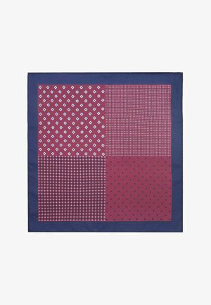 Rød og blå mønstret tørklæde med fire sektioner: geometriske design, diamanter, polka dots og ternede mønstre, kantet i mørkeblå.