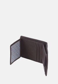 Brun läderplånbok med en texturerad yta, som har flera kortfack och en ljusblå mönstrad foder. Kompakt och rektangulär design.