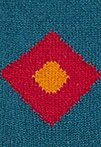 Tessuto a maglia con un motivo centrale a diamante rosso con un punto giallo, su uno sfondo verde acqua con una texture liscia.