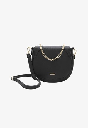 Czarna skórzana torebka na ramię o zaokrąglonym kształcie, teksturowanej powierzchni, złotym łańcuszku i regulowanym pasku. Posiada logo marki w kolorze złotym.