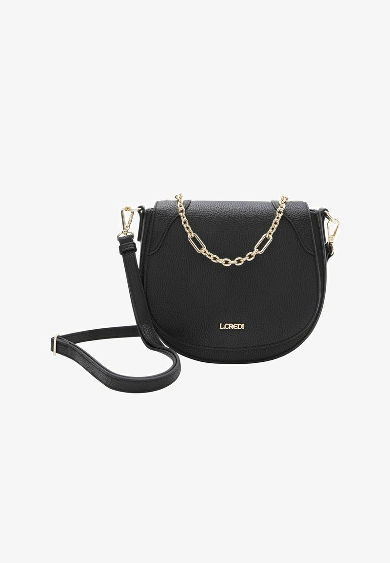 Borsa a tracolla in pelle nera con forma tondeggiante, superficie testurizzata, dettaglio in catena dorata e tracolla regolabile. Presenta il logo del marchio in oro.