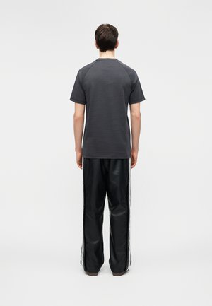 Adidas Originals T Shirts Men's Graphite Black Crew Neck Moderate — foto 3