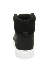 Zwarte hoge sneaker met een zachte, pluizige kraag, glad bovenmateriaal, witte rubberen zool en een achterste trekhaak voor gemakkelijk aantrekken.