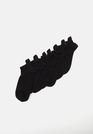 Schwarze Knöchelsocken in einer Reihe angeordnet, mit glatter Textur, gestrickter Konstruktion und rundem Zehendesign.