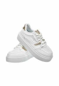 Białe sneakersy na platformie z gładkiego materiału przypominającego skórę, z złotym akcentem, okrągłym noskiem, sznurowanym zapięciem i teksturowaną gumową podeszwą.