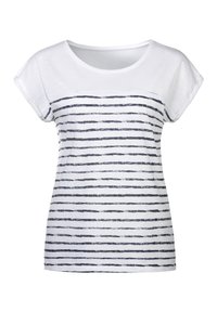 Camiseta blanca con rayas horizontales azul marino, de tejido suave, con cuello redondo y mangas cortas enrolladas. Diseño simple con patrón texturizado.