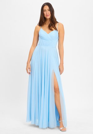 Une robe bleue, longue jusqu'au sol, faite d'un tissu léger et chatoyant. Elle présente un décolleté en cœur, des bretelles fines et une fente haute sur la cuisse.
