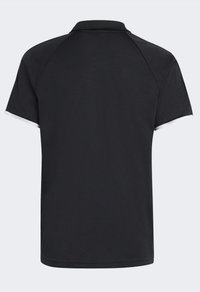 Zwarte polo met korte raglanmouwen, voorzien van witte bies aan de mouwuiteinden. Glad, textuurstof met een traditioneel kraagontwerp.