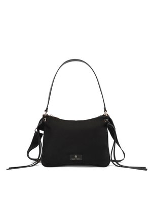 Borsa a tracolla rettangolare nera con chiusura a zip, manico con una sola cinghia e dettagli con nappine su entrambi i lati.